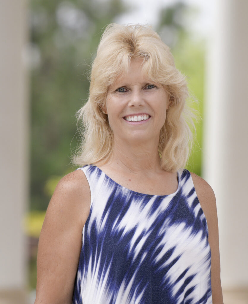 Half body shot of Lynn.